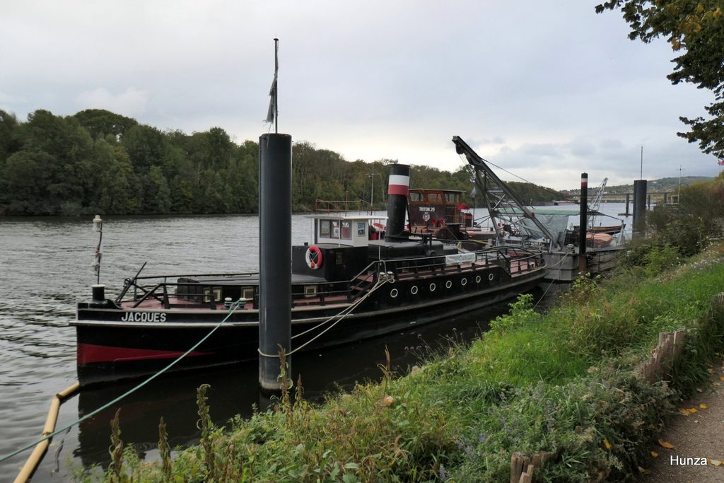 Ancien remorqueur fluvial Jacques amarré sur la Seine à Conflans-Sainte-Honorine