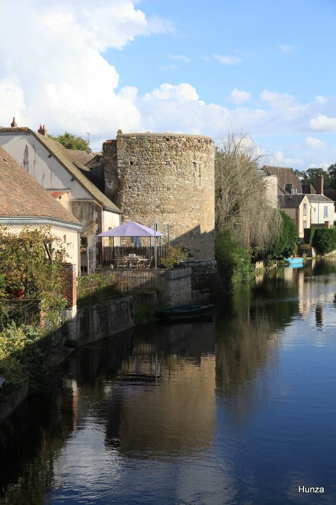Ancienne tour des fortifications de Bonneval vue depuis le pont de la rue de la Résistance