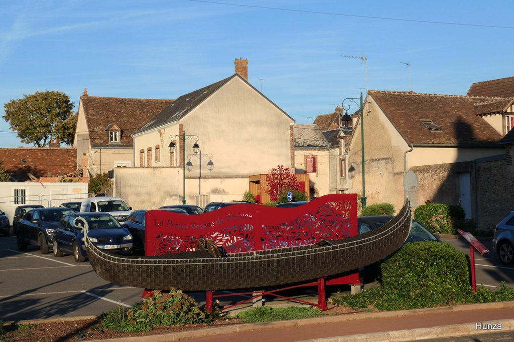 Barque symbolisant la Petite Venise de Beauce à Bonneval