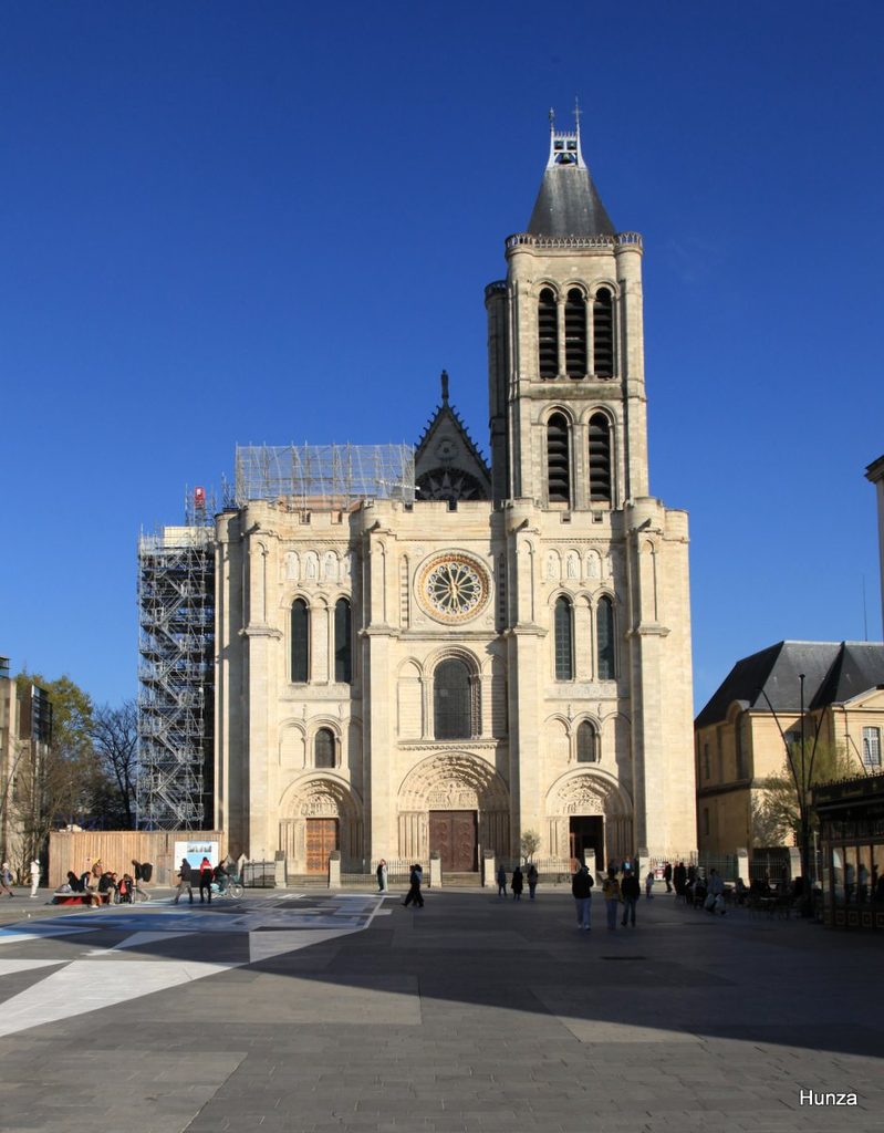 Façade occidentale de la basilique cathédrale Saint-Denis avec sa rosace et sa tour-clocher