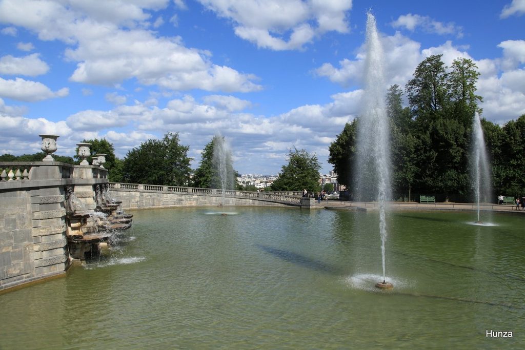 Bassin du Fer à Cheval dans le domaine national de Saint-Cloud, avec ses jets d’eau.