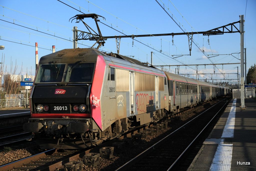 Locomotive BB 26013 en tête d'un train Intercités à Vitry-sur-Seine