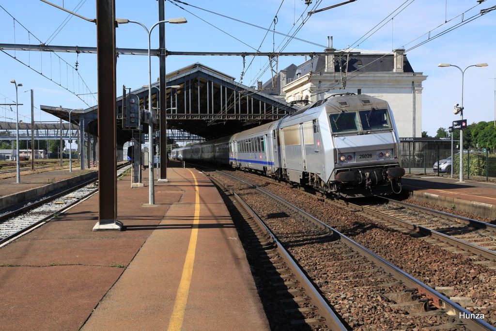 Locomotive BB 26026 en tête d'un TER en gare de Blois