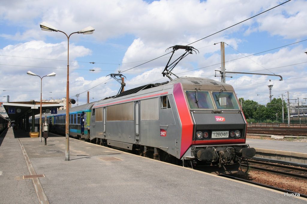 Locomotive BB 26046 en tête d'un train Intercités en gare de Paris-Bercy