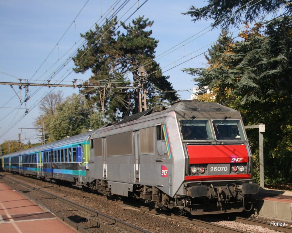 Locomotive BB 26070 en tête d'un train Téoz Paris-Clermont-Ferrand à Bois-le-Roi