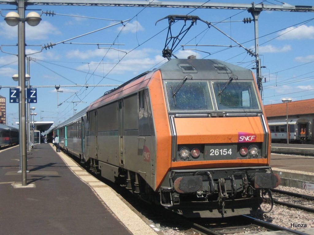 Locomotive BB 26154 en tête d'un train Intercités à Clermont-Ferrand