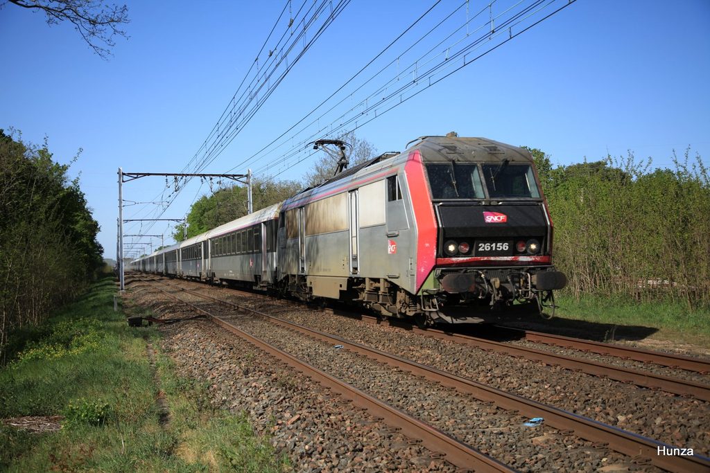 Locomotive BB 26156 Sybic en tête d'un train Intercités à Theillay