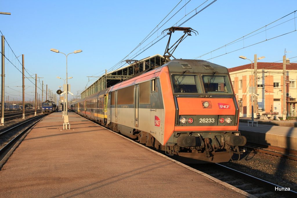 Locomotive BB 26233 en tête d'un train Intercités en gare de Narbonne