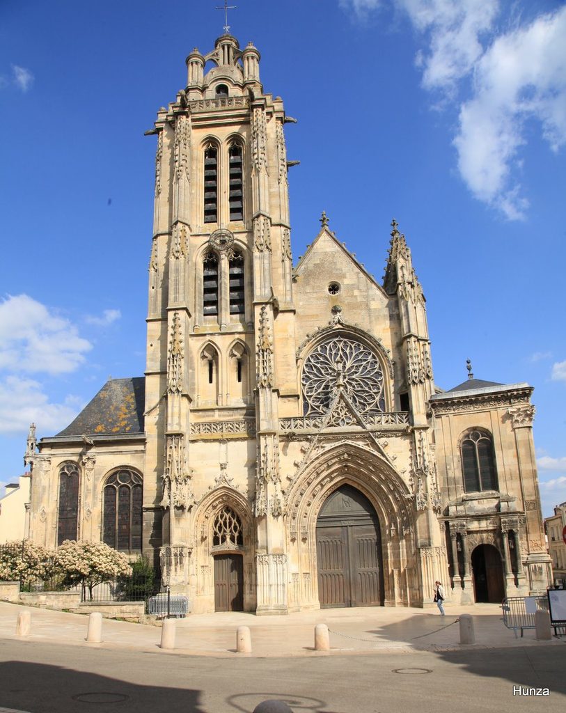 Façade gothique de la cathédrale Saint-Maclou de Pontoise, avec sa rosace et son clocher.