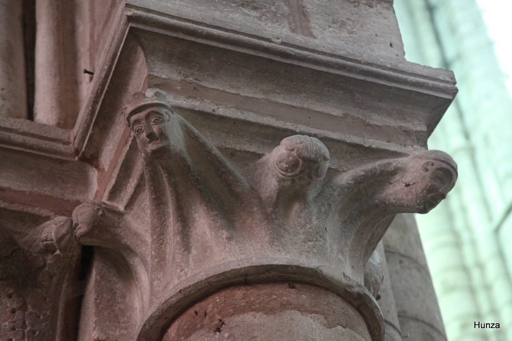 Chapiteau dans la collégiale Notre-Dame de Bonneval