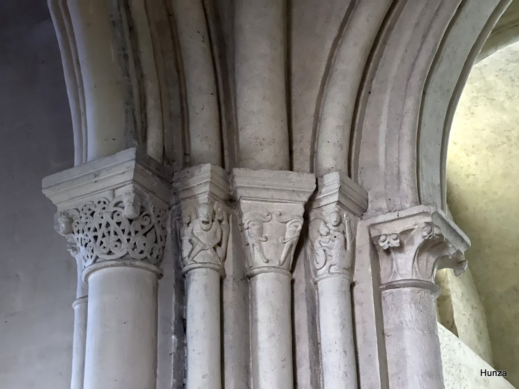 Chapiteaux sculptés romans dans l’église Saint-Maclou de Conflans-Sainte-Honorine