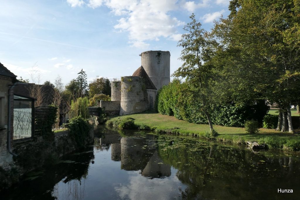 Donjon d’Alluyes au bord du Loir