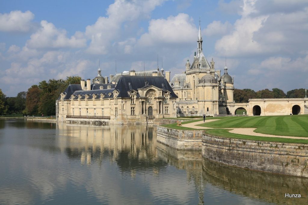 Château de Chantilly et son reflet dans les douves