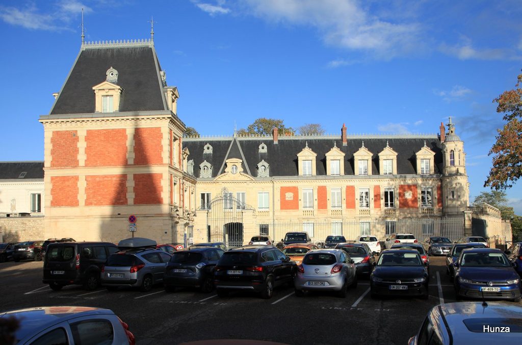 Château du Prieuré à Conflans-Sainte-Honorine, avec sa façade en briques et pierre