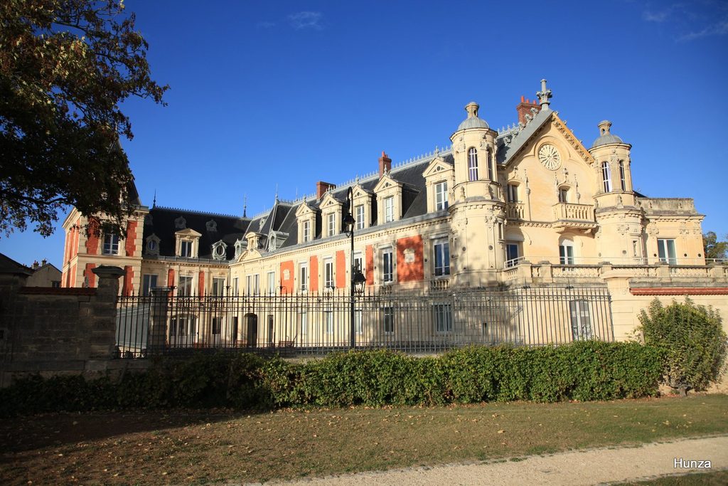 Château du Prieuré vu depuis les terrasses dominant la Seine à Conflans-Sainte-Honorine