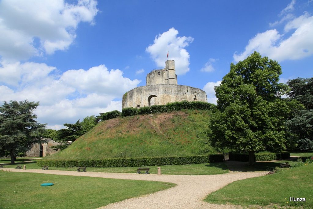 Château fort de Gisors et son donjon médiéval sur une motte entourée de verdure.