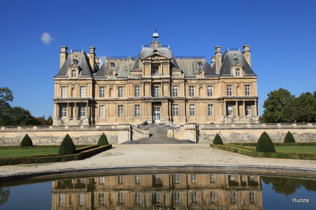 Château de Maisons-Laffitte et son bassin dans le parc.
