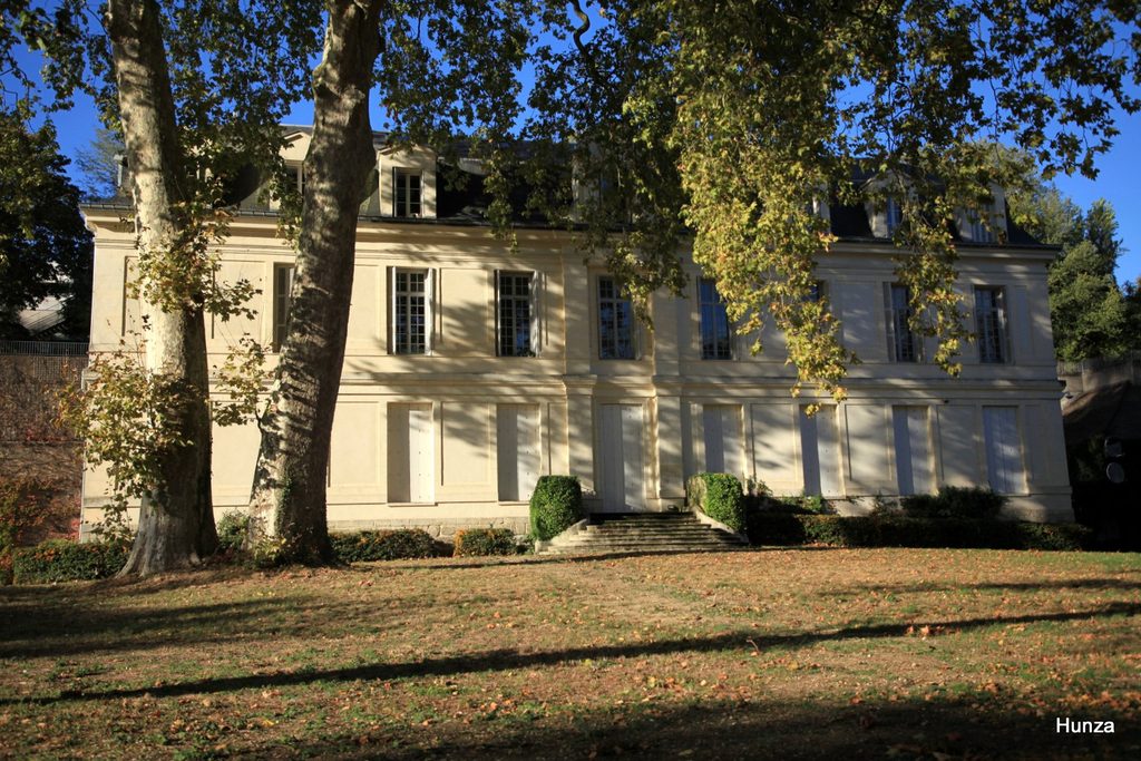 Château de Théméricourt à Conflans-Sainte-Honorine, entouré d'arbres