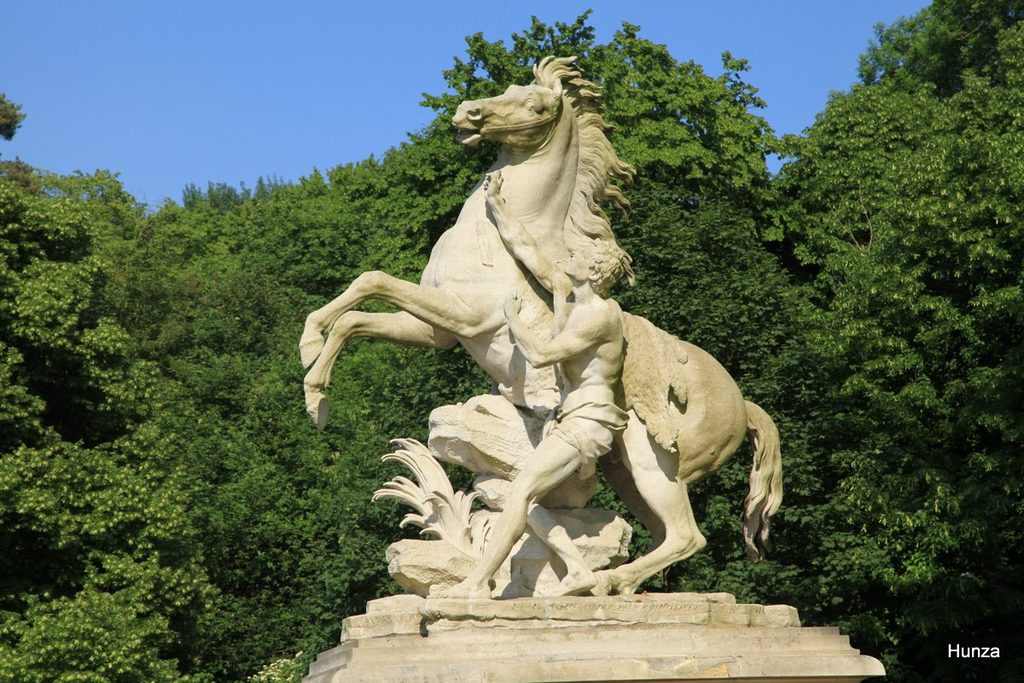 Sculpture d’un cheval cabré et de son palefrenier dans le parc de Marly-le-Roi