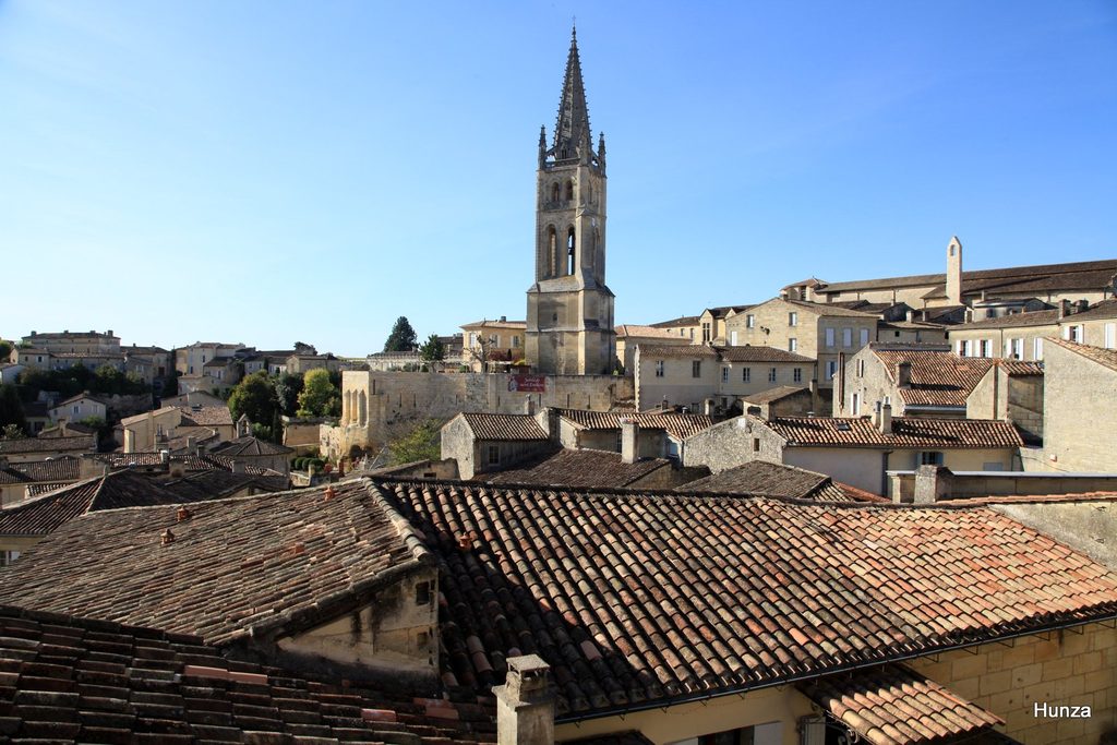 Clocher de l’église monolithe dominant les toits de Saint-Émilion