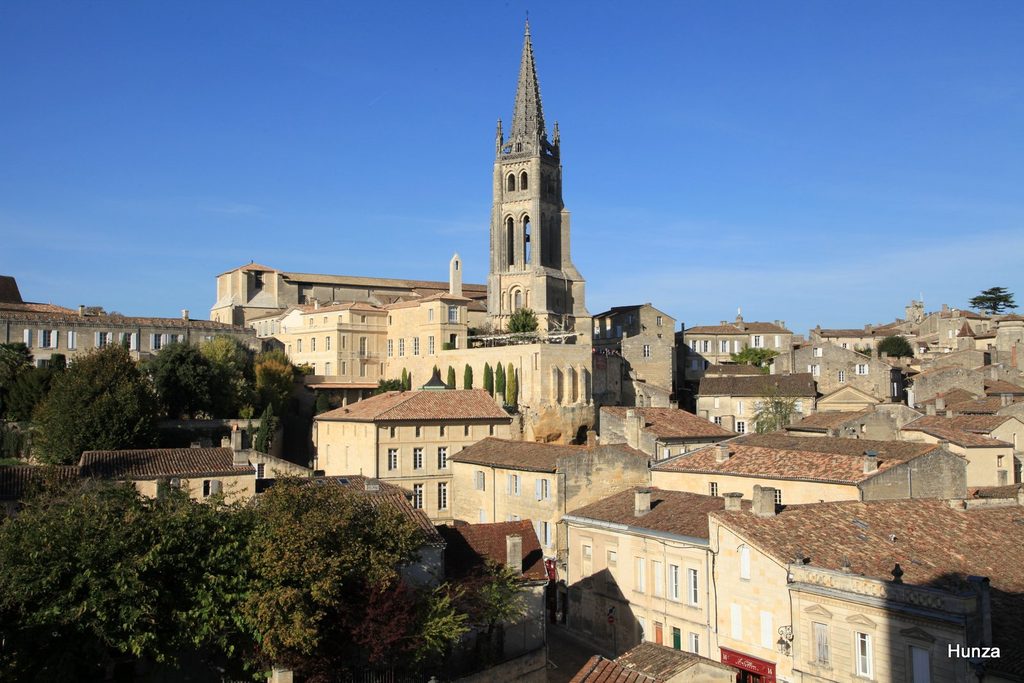 Clocher de l’église monolithe dominant les toits de Saint-Émilion