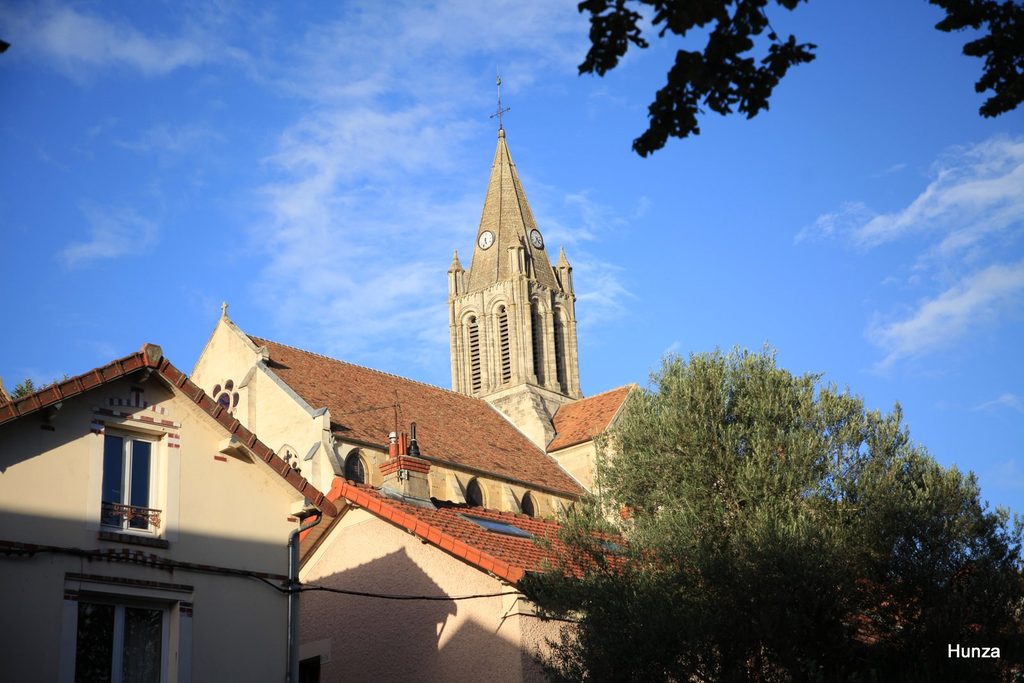 Clocher de l'église Saint-Maclou dominant les toits de Conflans-Sainte-Honorine