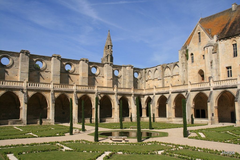 Cloître de l’abbaye de Royaumont avec son jardin à la française et son bassin