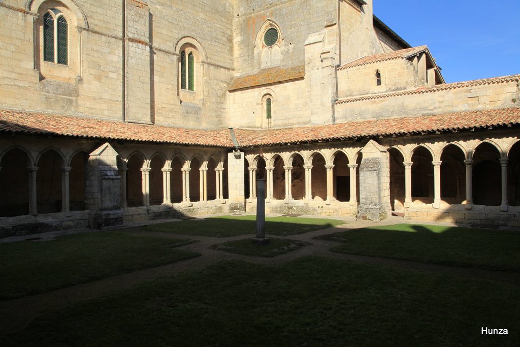 Cloître de la collégiale de Saint-Émilion avec ses arcades romanes et son jardin central