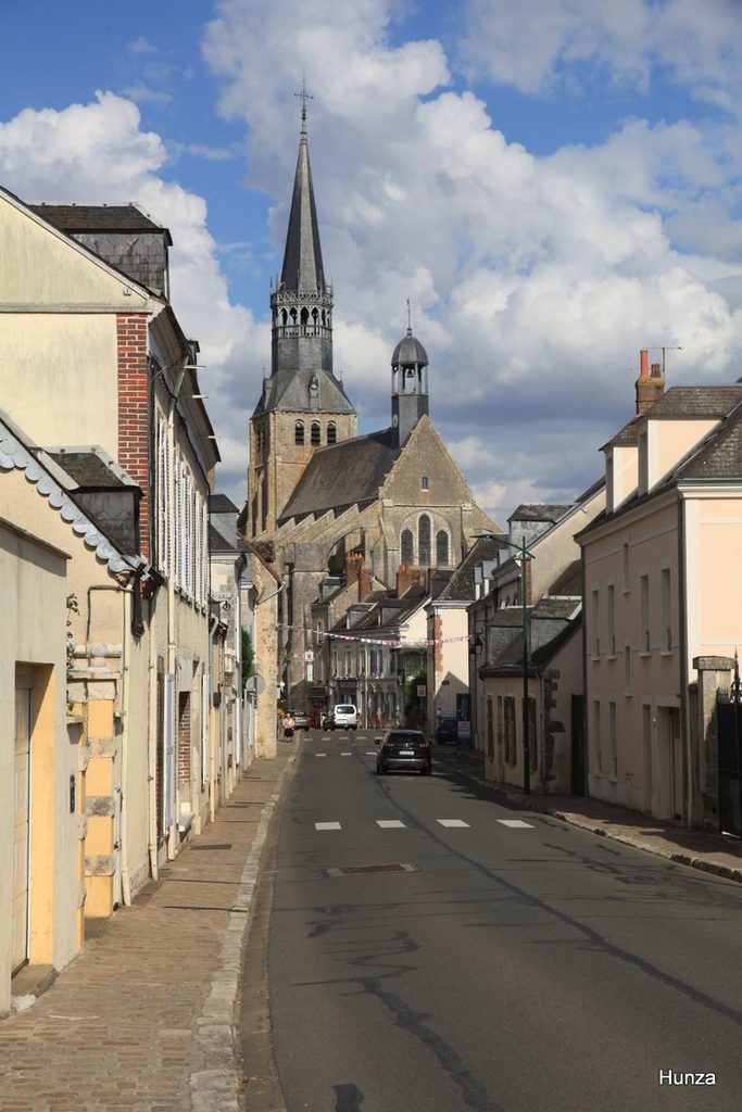 Collégiale Notre-Dame vue depuis la rue de la Résistance à Bonneval
