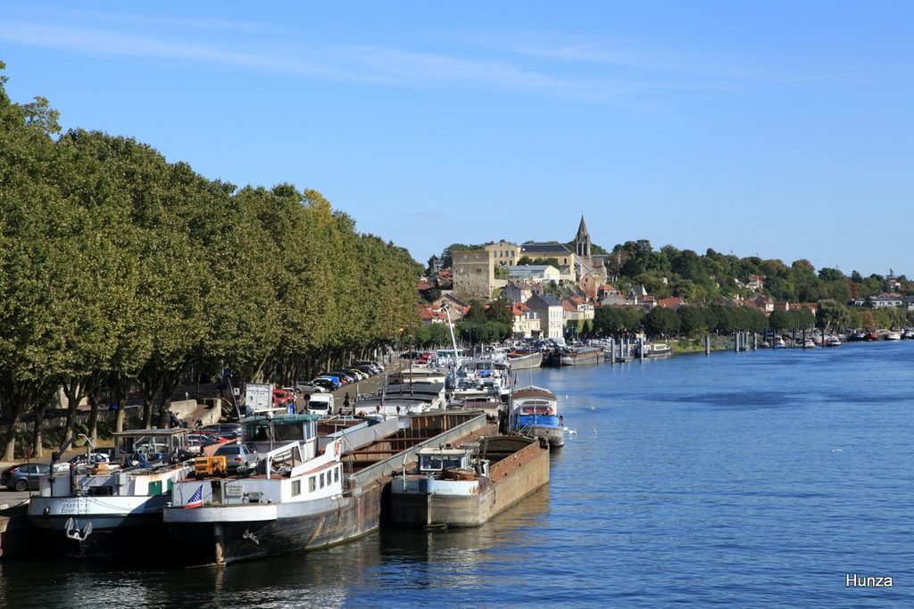 Péniches amarrées sur les quais de la Seine à Conflans-Sainte-Honorine
