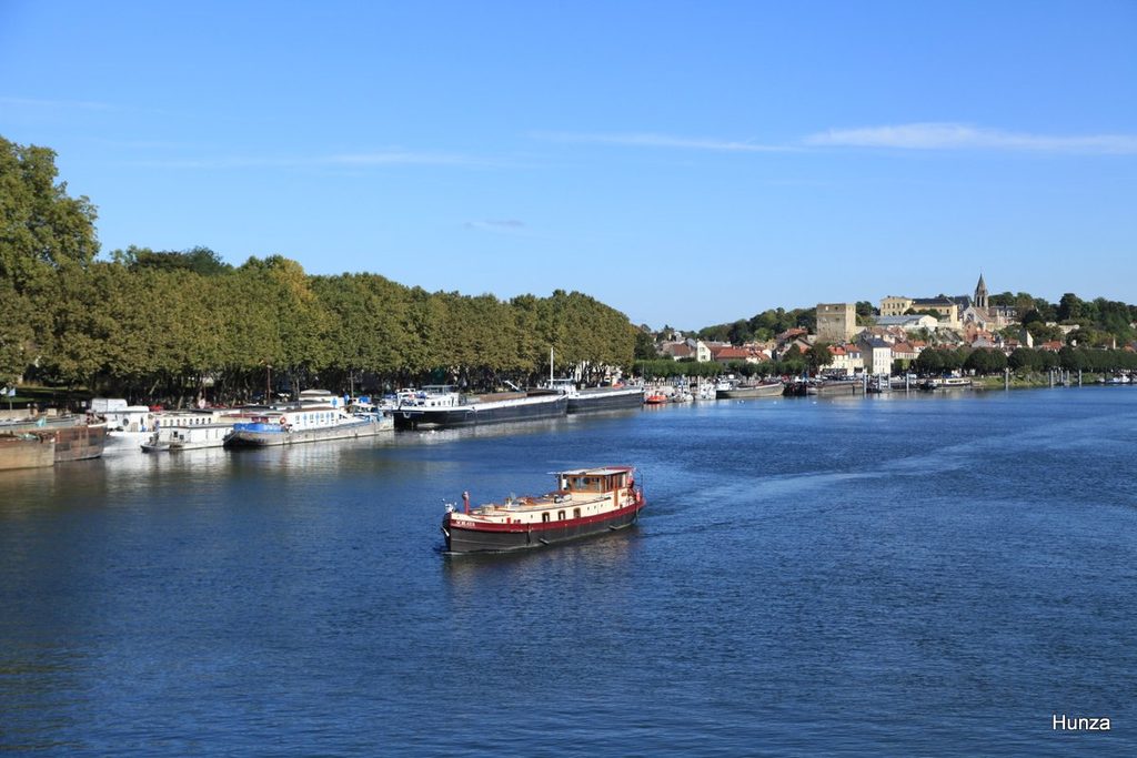 Vue sur la Seine et les bateaux à Conflans-Sainte-Honorine.