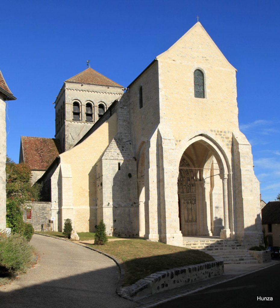 Eglise romane de Saint-Loup-de-Naud en Seine-et-Marne.
