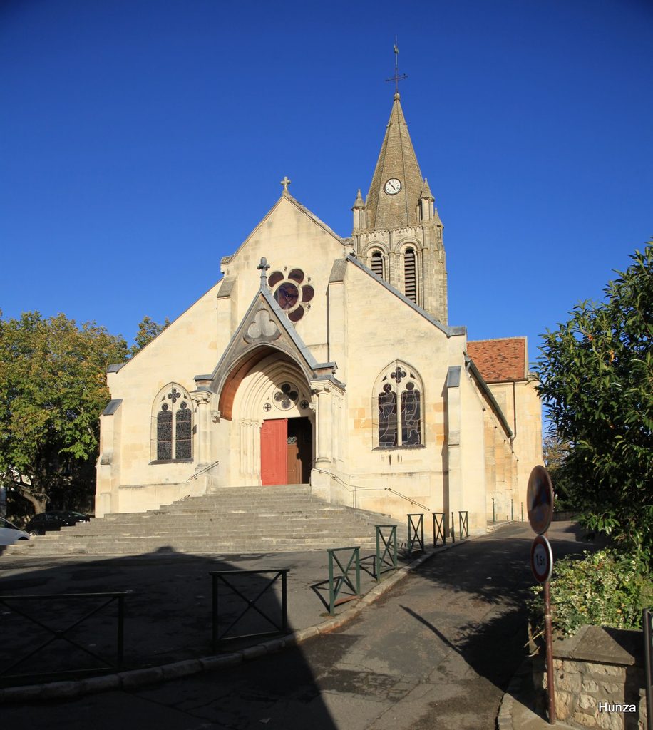 Église Saint-Maclou de Conflans-Sainte-Honorine vue depuis la place de l'Église