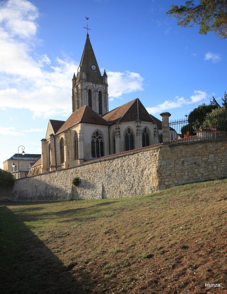 Vue extérieure de l’église Saint-Maclou à Conflans-Sainte-Honorine avec son clocher et ses fenêtres gothiques
