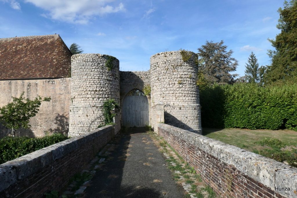 Entrée fortifiée du château d’Alluyes