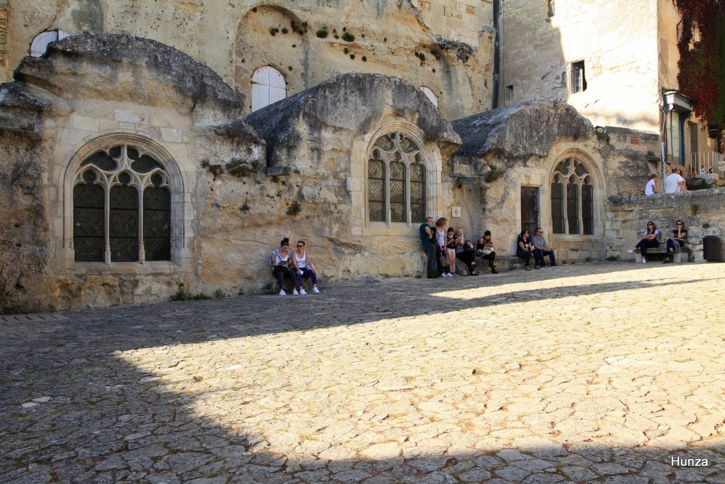 Façade en pierre de l’église monolithe de Saint-Émilion avec ses fenêtres gothiques