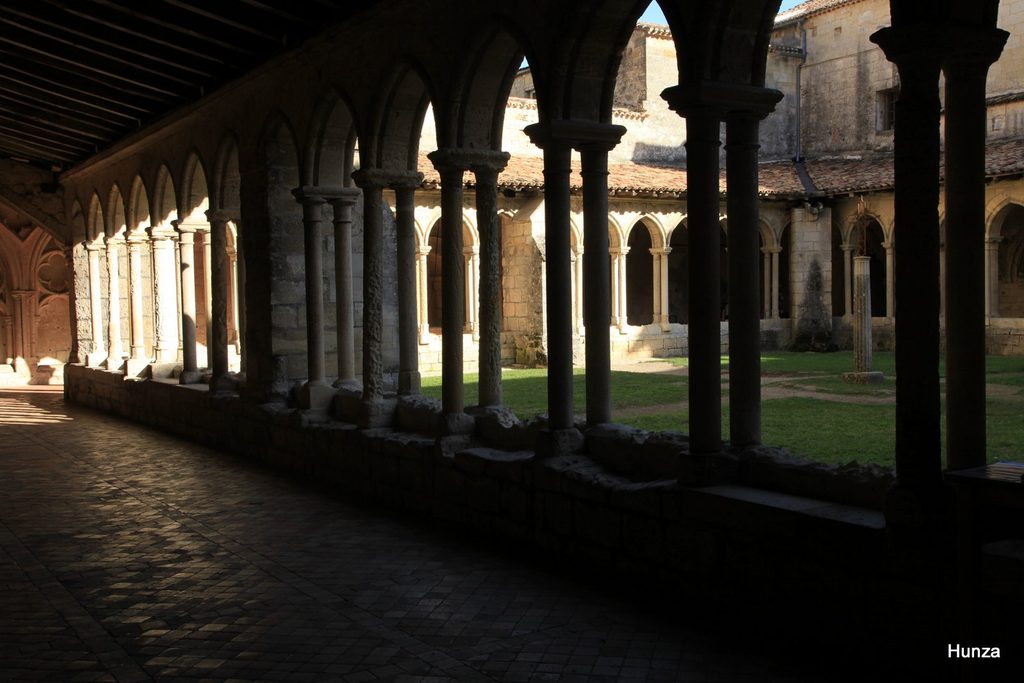 Galerie couverte du cloître de la collégiale de Saint-Émilion avec ses colonnes en pierre