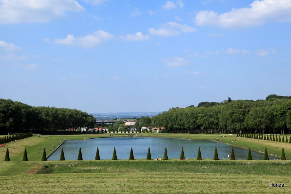 Grand Miroir du parc de Marly-le-Roi, vaste bassin entouré d’arbres et de pelouses.