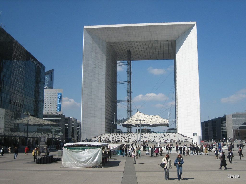 Grande Arche de la Défense sur son parvis, entourée des tours du quartier d’affaires de Paris.