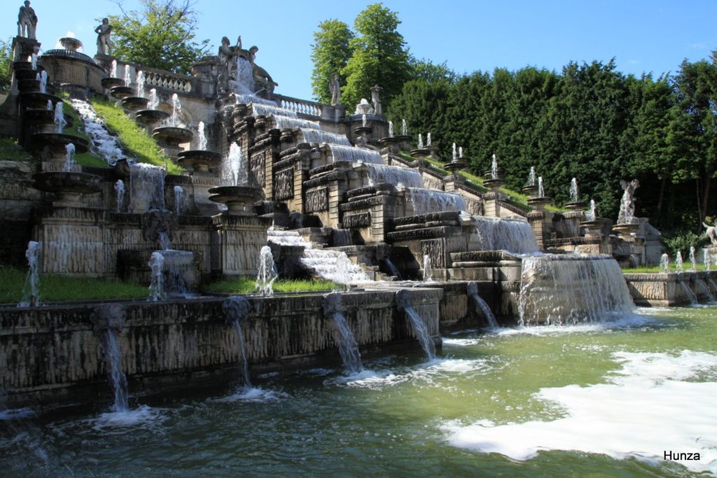 Grande cascade du domaine national de Saint-Cloud avec ses bassins et ses sculptures.