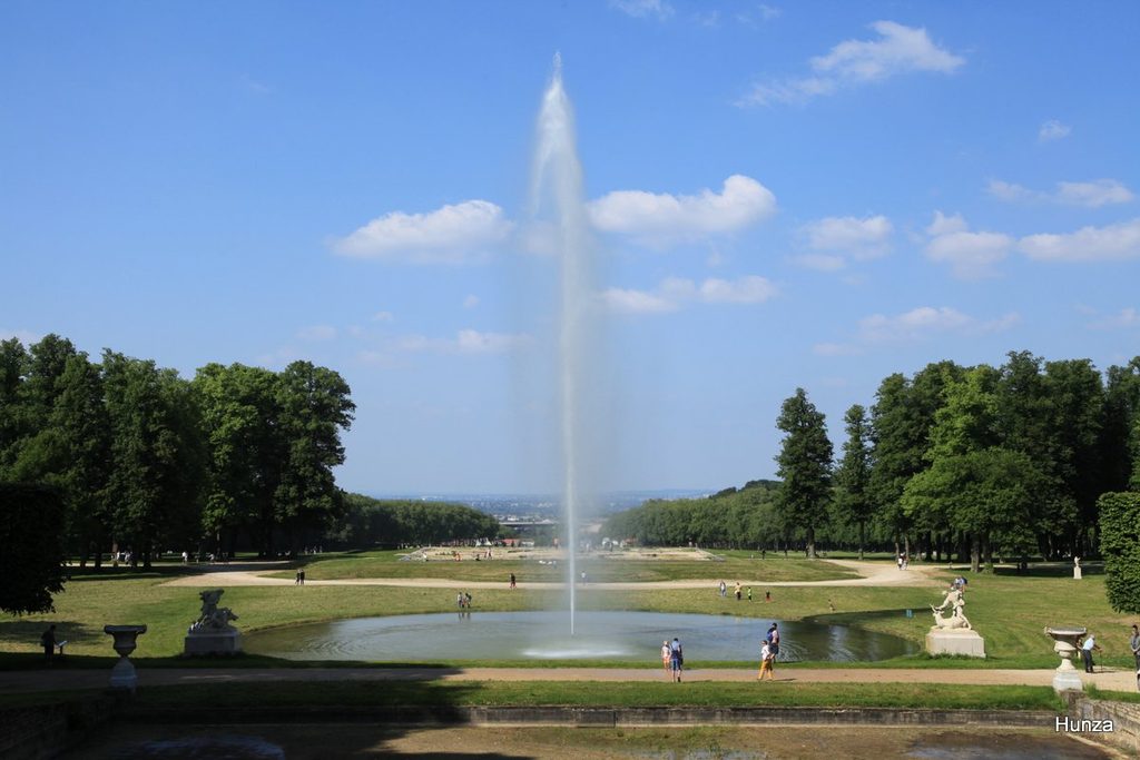 Grande gerbe d’eau dans le parc de Marly-le-Roi, au centre d’un bassin entouré de verdure.