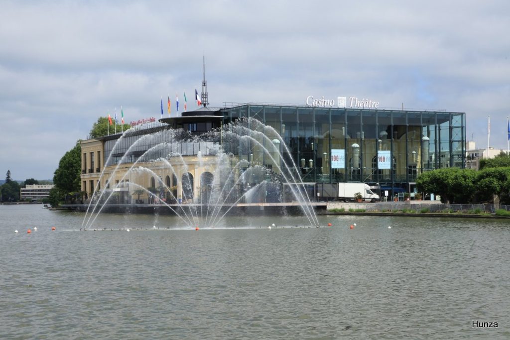 Lac d'Enghien-les-Bains avec sa fontaine et le casino-théâtre en arrière-plan