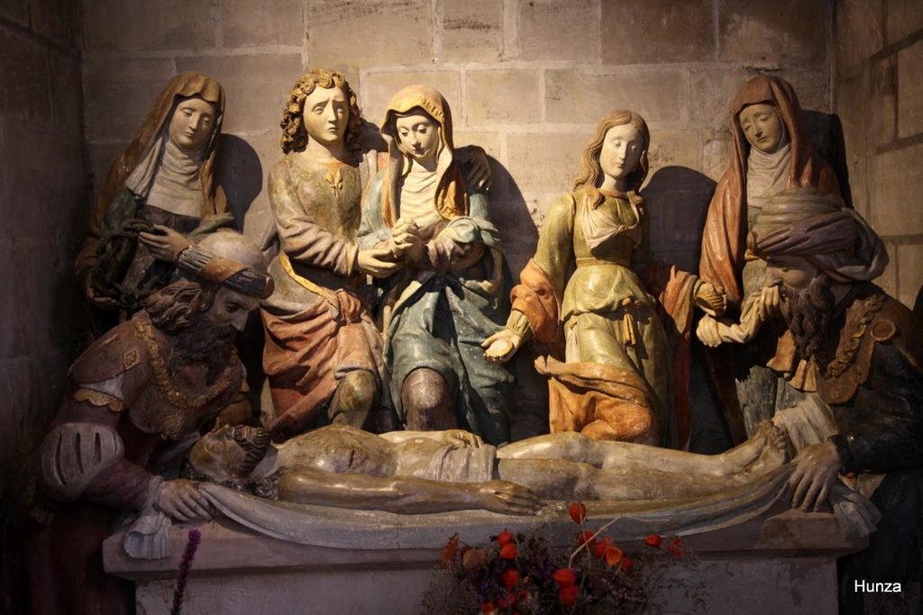 Mise au tombeau du Christ, groupe sculpté dans la collégiale Notre-Dame de Poissy.