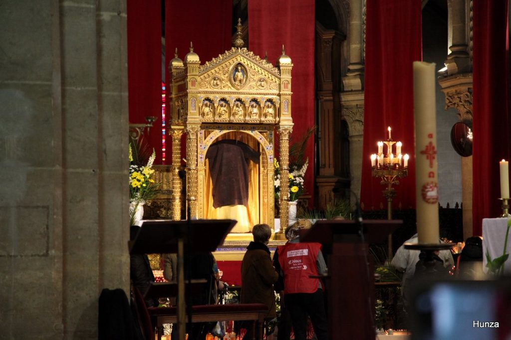 Ostension de la Sainte Tunique du Christ dans la basilique Saint-Denys d’Argenteuil (avril 2016)