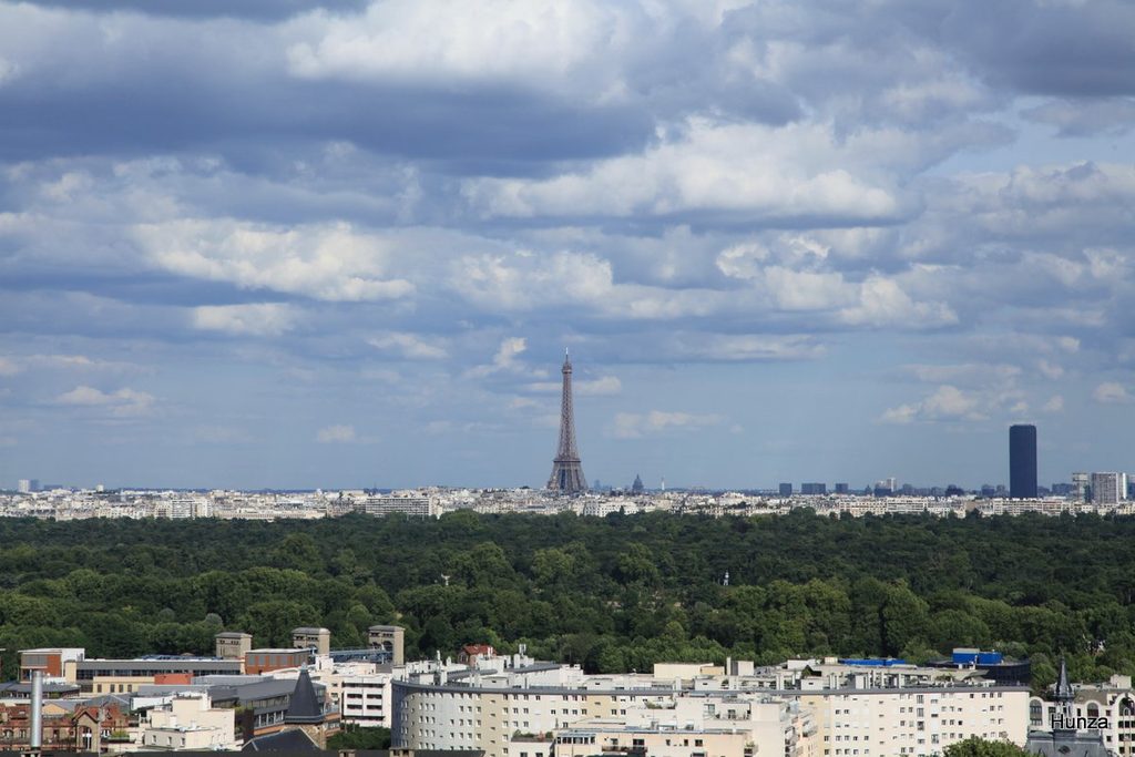 Panorama sur Paris et la tour Eiffel depuis la terrasse du château de Saint-Cloud.