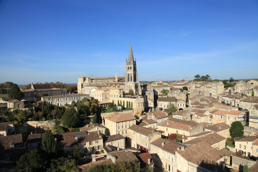 Panorama sur les toits de Saint-Émilion et le clocher de la collégiale depuis la tour du Roy