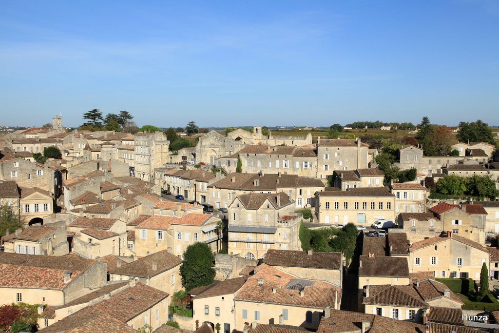 Vue sur les maisons en pierre et les toits de Saint-Émilion depuis la tour du Roy