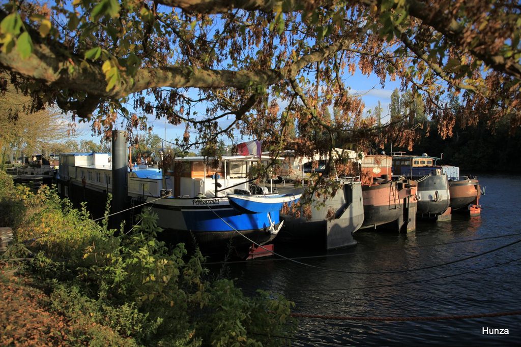Quatre péniches amarrées au port Saint-Nicolas à Conflans-Sainte-Honorine.