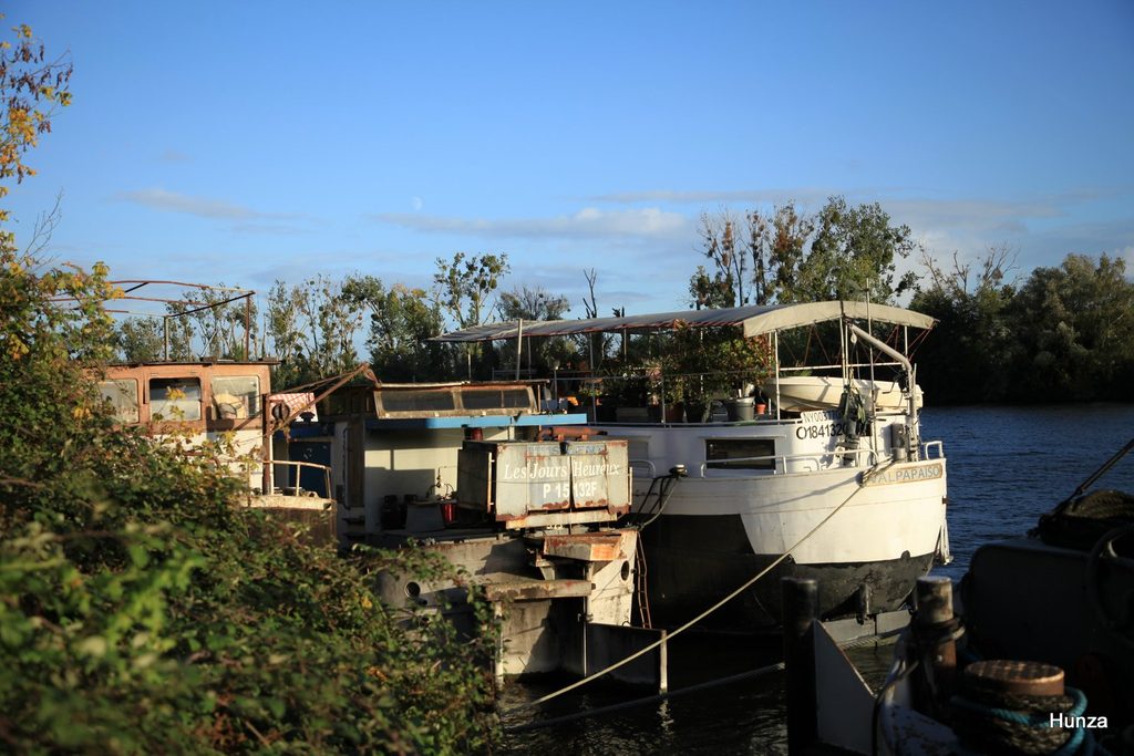 Bateaux amarrés au port Saint-Nicolas sur la Seine à Conflans-Sainte-Honorine.