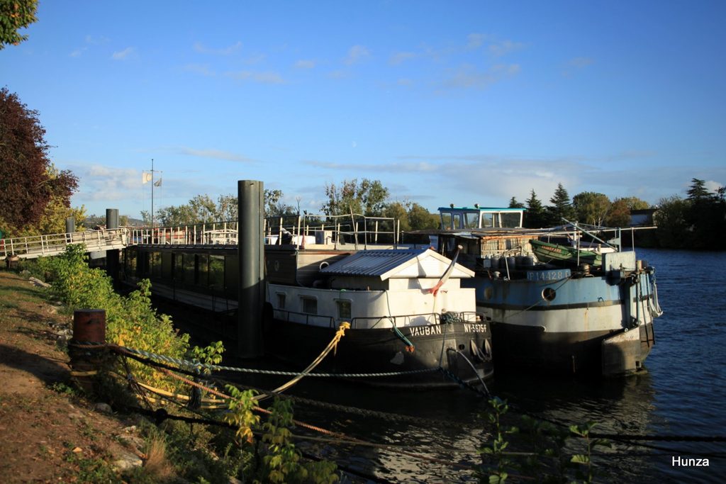 Deux péniches amarrées au port Saint-Nicolas à Conflans-Sainte-Honorine.